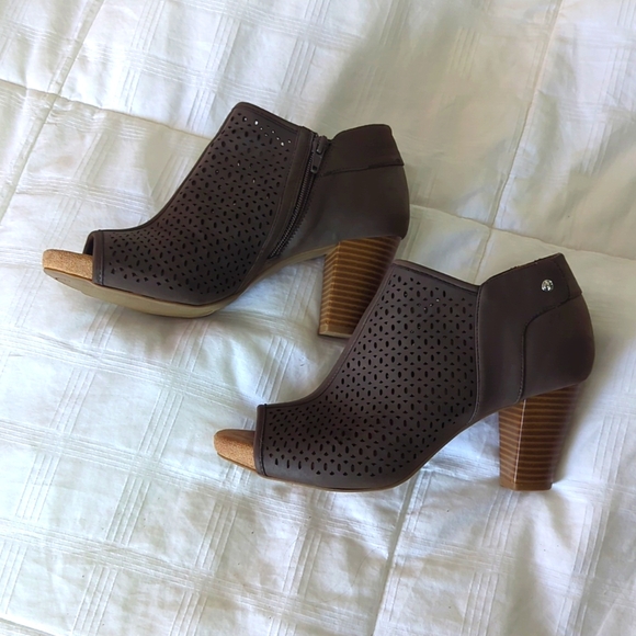 Giani Bernini Alanny Perforated Booties Peep Toe Taupe Chunky Heel Shoes, Sz 9 - Picture 3 of 5
